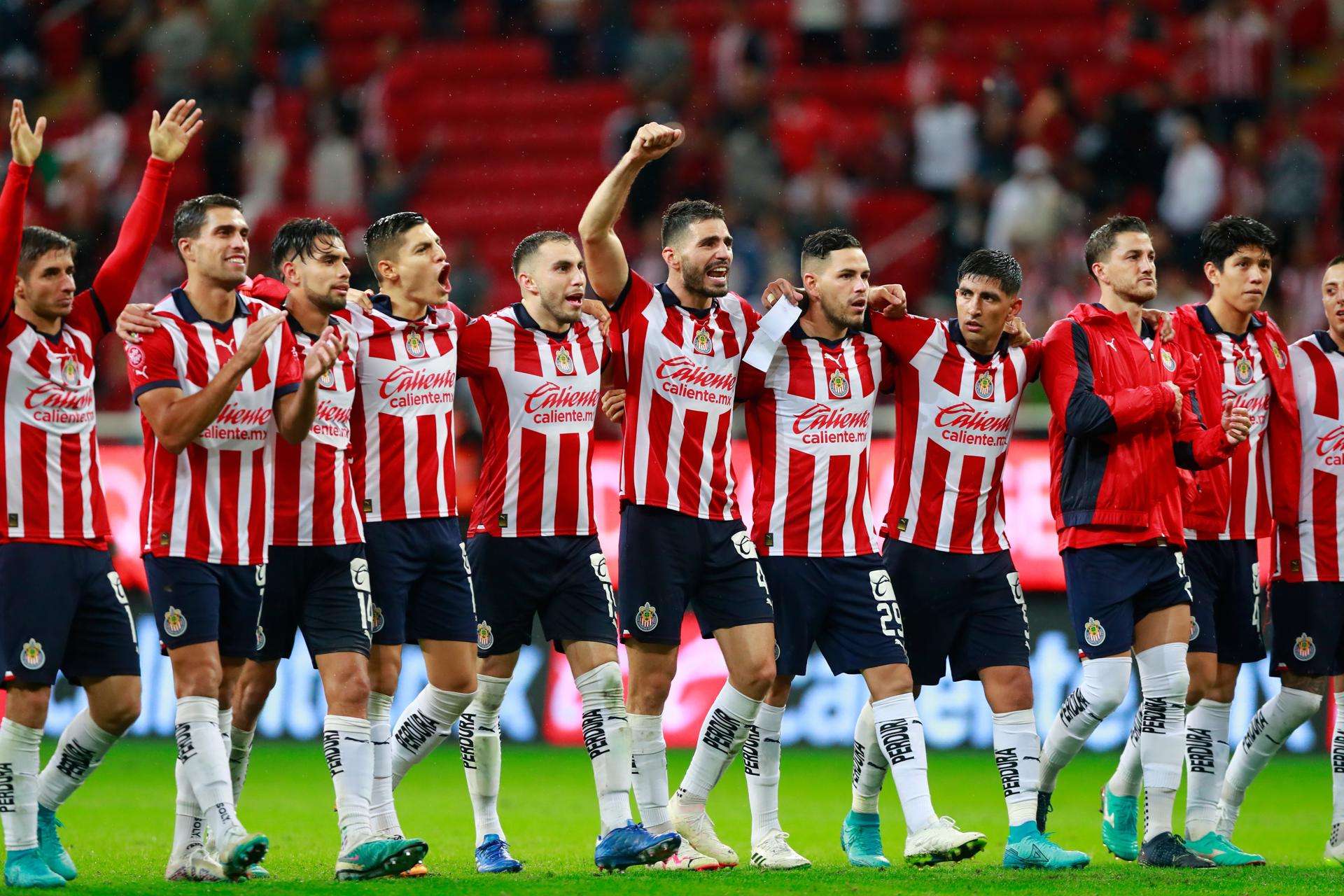 Las Chivas de Guadalajara golean al Atlas en el derbi tapatío y suben al quinto lugar
