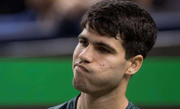 El español Carlos Alcaraz, en un momento del encuentro de octavos de final del Masters de Shanghái que perdió contra el búlgaro Grigor Dimitrov. EFE/EPA/ALEX PLAVEVSKI