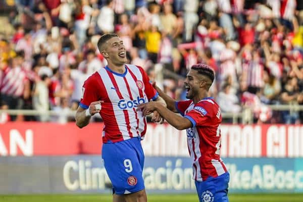 El delantero ucraniano del Girona Artem Dovbyk (i) celebra uno de sus goles durante el partido de Liga en Primera División entre el Girona FC - UD Almería, este domingo en el estadio municipal de Montilivi. EFE/David Borrat