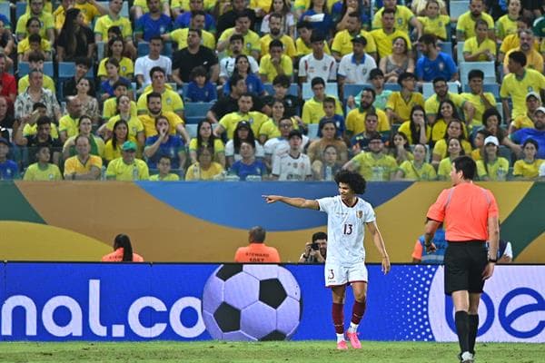 Eduard Bello (i) de Venezuela celebra su gol hoy, en un partido de las Eliminatorias Sudamericanas para la Copa Mundial de Fútbol 2026 entre Brasil y Venezuela en el estadio Arena Pantanal, en Cuiabá (Brasil). EFE/André Borges