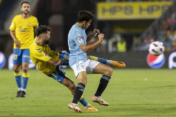El centrocampista de Las Palmas Munir El Haddadi (c) pelea un balón con el defensa del Celta Manu Sánchez (d) durante el partido de LaLiga que se disputó en el estadio de Gran Canaria. EFE/ Quique Curbelo