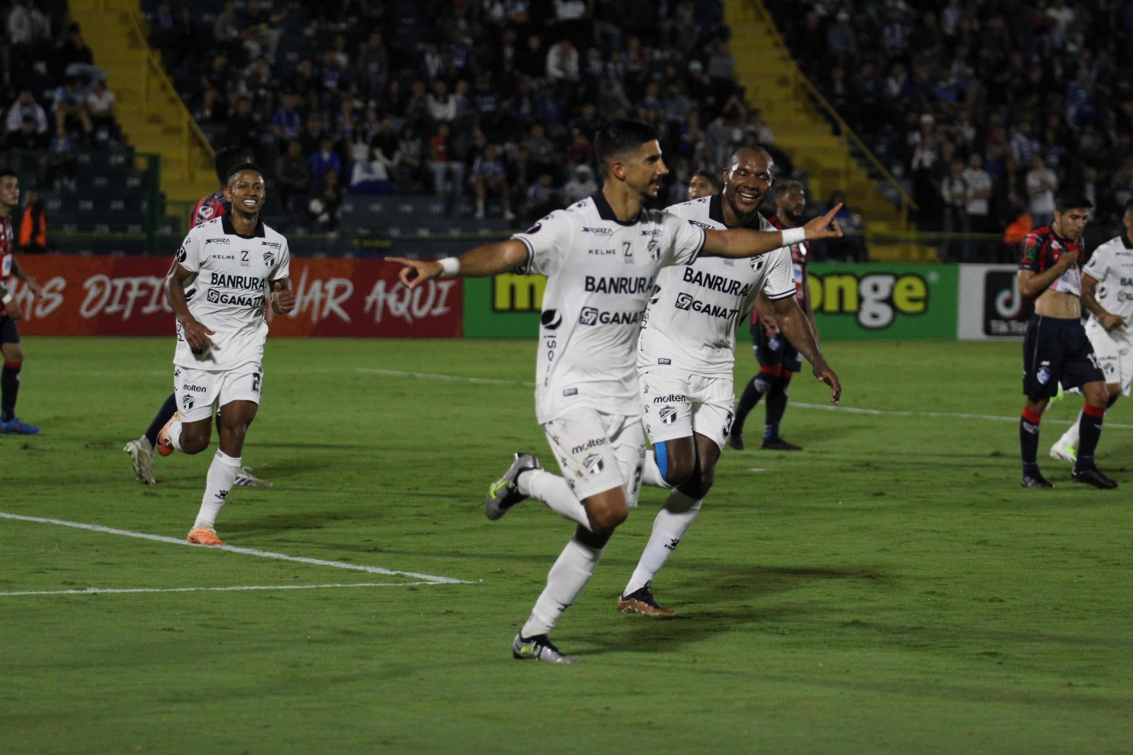 Gerardo Gordillo anotado del gol con el que Comunicaciones FC inició ganando el juego ante Cartaginés