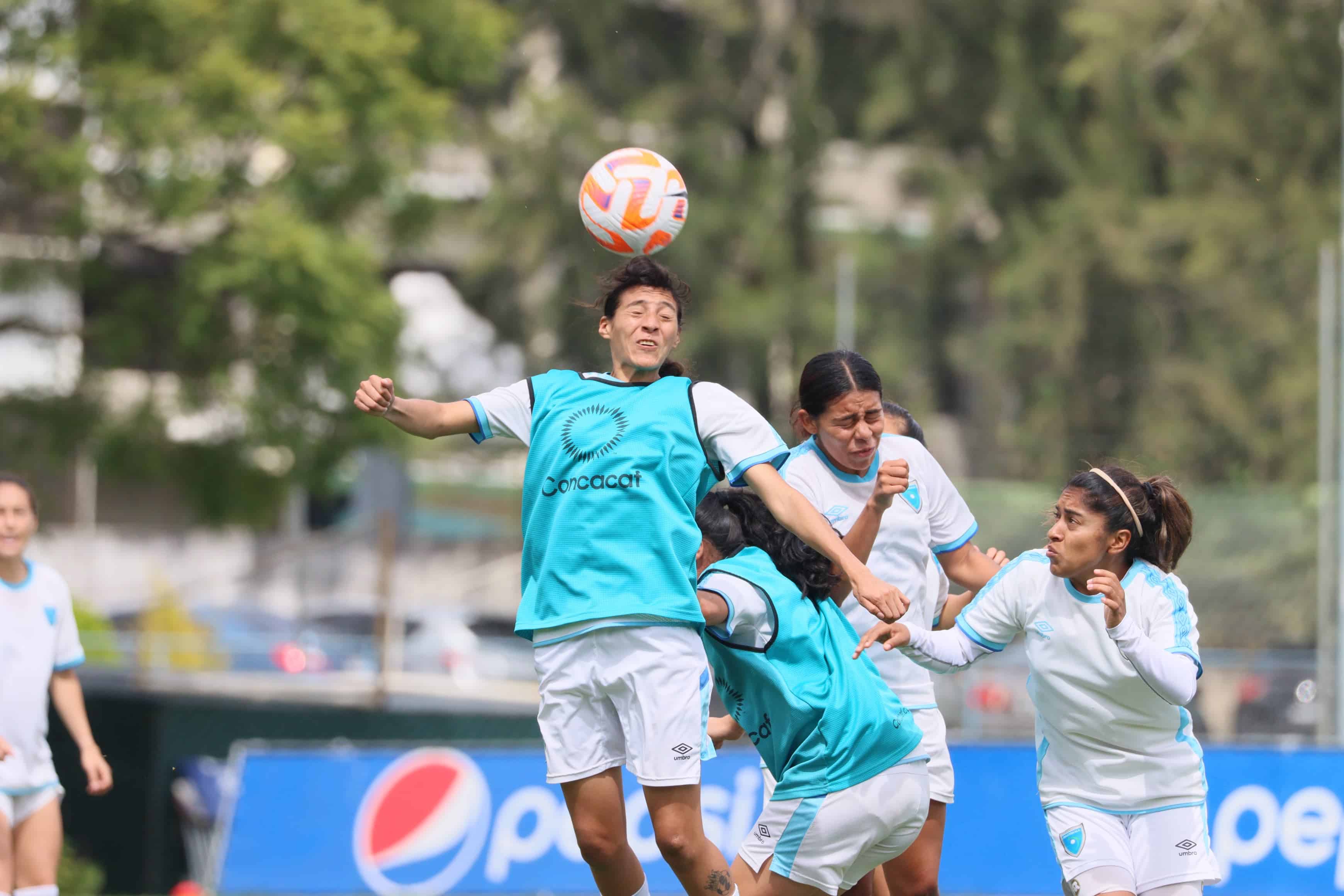 Yareni Rosales disputa una pelota en un entrenamiento de la Selección de Guatemala