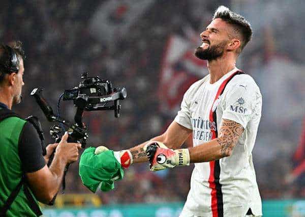 Olivier Giroud se tuvo que poner de portero en la recta final del Luigi Ferraris, Italia. EFE/EPA/LUCA ZENNARO