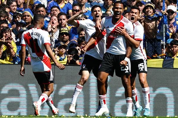 El jugador de River Plate Salomón Rondón (2-d) celebra con sus compañeros, en una fotografía de archivo. EFE/Juan Ignacio Roncoroni
