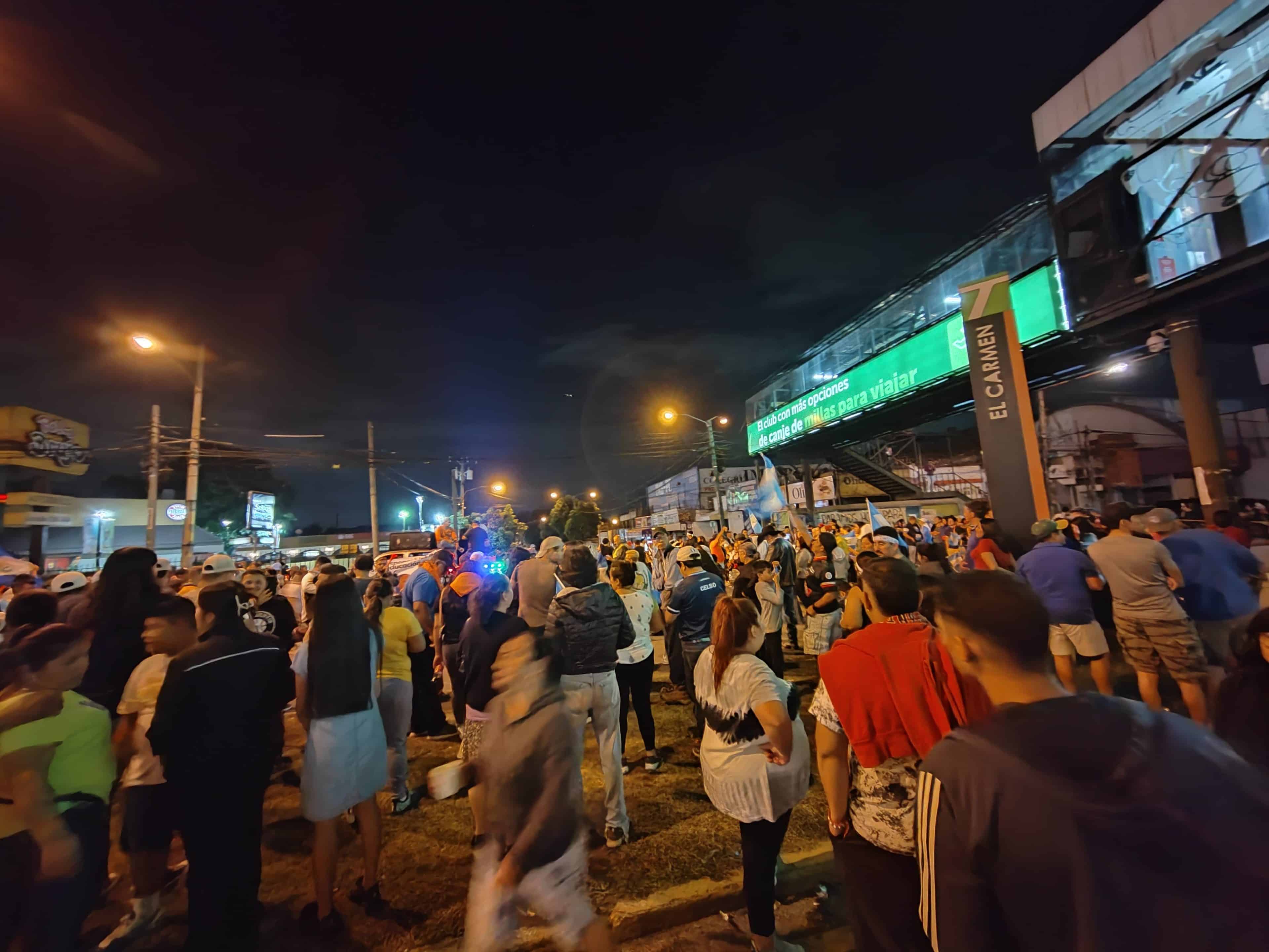 EN FOTOS | Aguilar Batres bloqueada y personas aseguran que pernoctarán en el lugar bloqueados