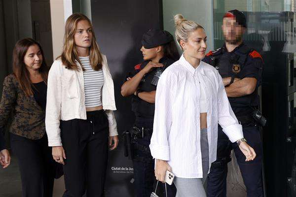 Las jugadoras del FC Barcelona y de la selección española de fútbol Alexia Putellas (d) e Irene Paredes (2i) a su llegada a la Ciudad de la Justicia de Barcelona donde declaran por videoconferencia ante el juez de la Audiencia Nacional que investiga al expresidente de la Federación Española de Fútbol (RFEF) Luis Rubiales por delitos de agresión sexual y coacciones a la jugadora Jenni Hermoso. EFE/Toni Albir