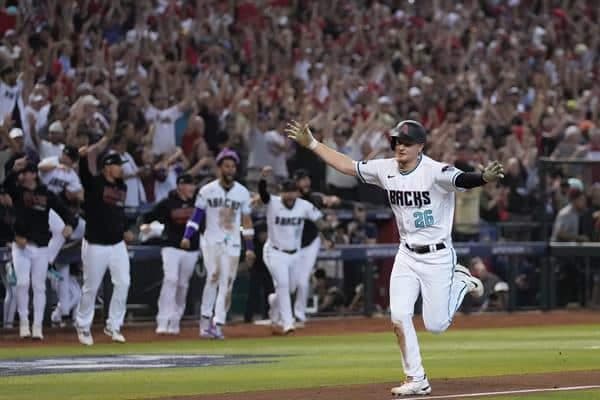 Pavin Smith de los Diamondbacks de Arizona reacciona frente a los Filis de Filadelfia en el Chase Field, en Phoenix, Arizona (EE.UU.), este 19 de octubre de 2023. EFE/EPA/Allison Dinner