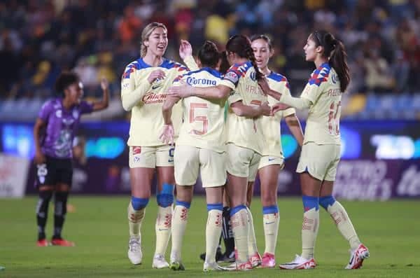 Kiana Palacios (c) del América celebra hoy con sus compañeras tras anotar contra el Pachuca, durante un partido por los cuartos de final del torneo Apertura 2023 de la Liga MX Femenil, en el estadio Hidalgo en Pachuca (México). EFE /David Martínez Pelcastre