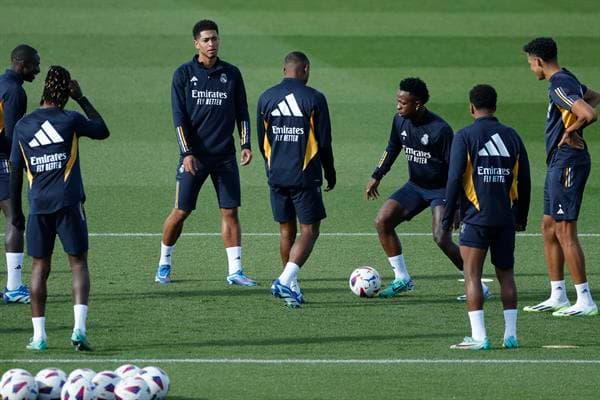 Los jugadores del Real Madrid Ferland Mendy, Eduardo Camavinga, Jude Bellingham, David Alaba, Vinícius Júnior, Rodrygo Goes y Álvaro Rodríguez participan en un entrenamiento del equipo celebrado este viernes en la Ciudad Deportiva de Valdebebas, en Madrid, en la víspera de su encuentro de LaLiga ante el Valencia CF. EFE/ Mariscal