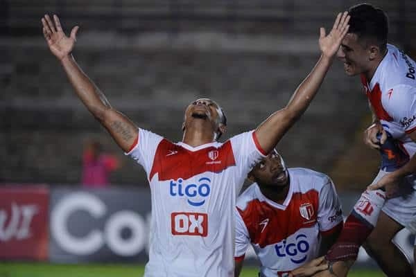 Bonilla Micolta (c), del Real Estelí FC de Nicaragua, fue registrado este jueves, 2 de octubre, al celebrar un gol que le anotó al Club Atlético Independiente (CAI) de Panamá, durante el partido de vuelta de este llave semifinal de la Copa Centroamericana de Clubes de la Concacaf, en el estadio Rommel Fernández Gutiérrez, en Ciudad de Panamá (Panamá). EFE/Eliecer Aizprúa