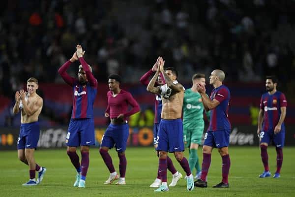 Los jugadores del FC Barcelona aplauden a la afición tras vencer al Shakhatar Donetsk en el partido de la tercera jornada de la Liga de Campeones. EFE/Alejandro García