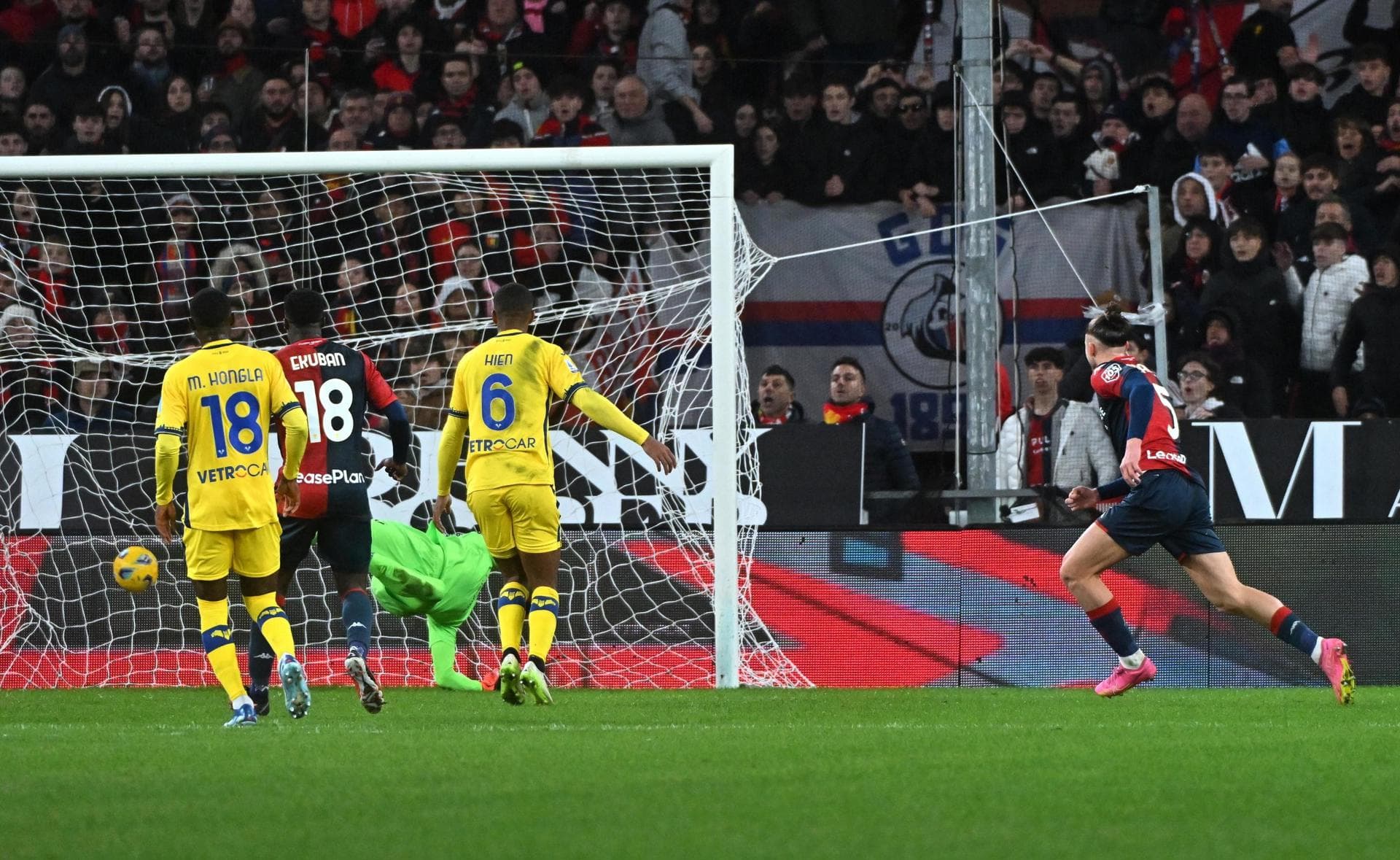 Génova se aleja del descenso a costa del Hellas Verona