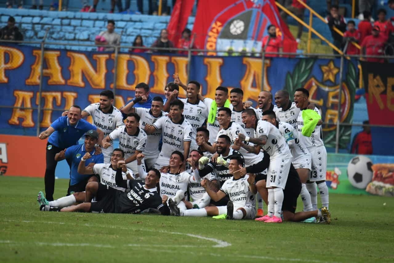 Comunicaciones se impuso nuevamente a su eterno rival Municipal, en la edición 327 del Clásico del futbol guatemalteco.