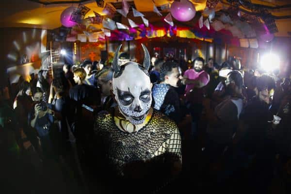 Bailarines de danza folklórica se presentan durante la fiesta y perfomance “Rompehielos de Día de Muertos" para dar bienvenida a los participantes de los Gay Games 2023 el 2 de noviembre de 2023, en Guadalajara, Jalisco (México). EFE/ Francisco Guasco
