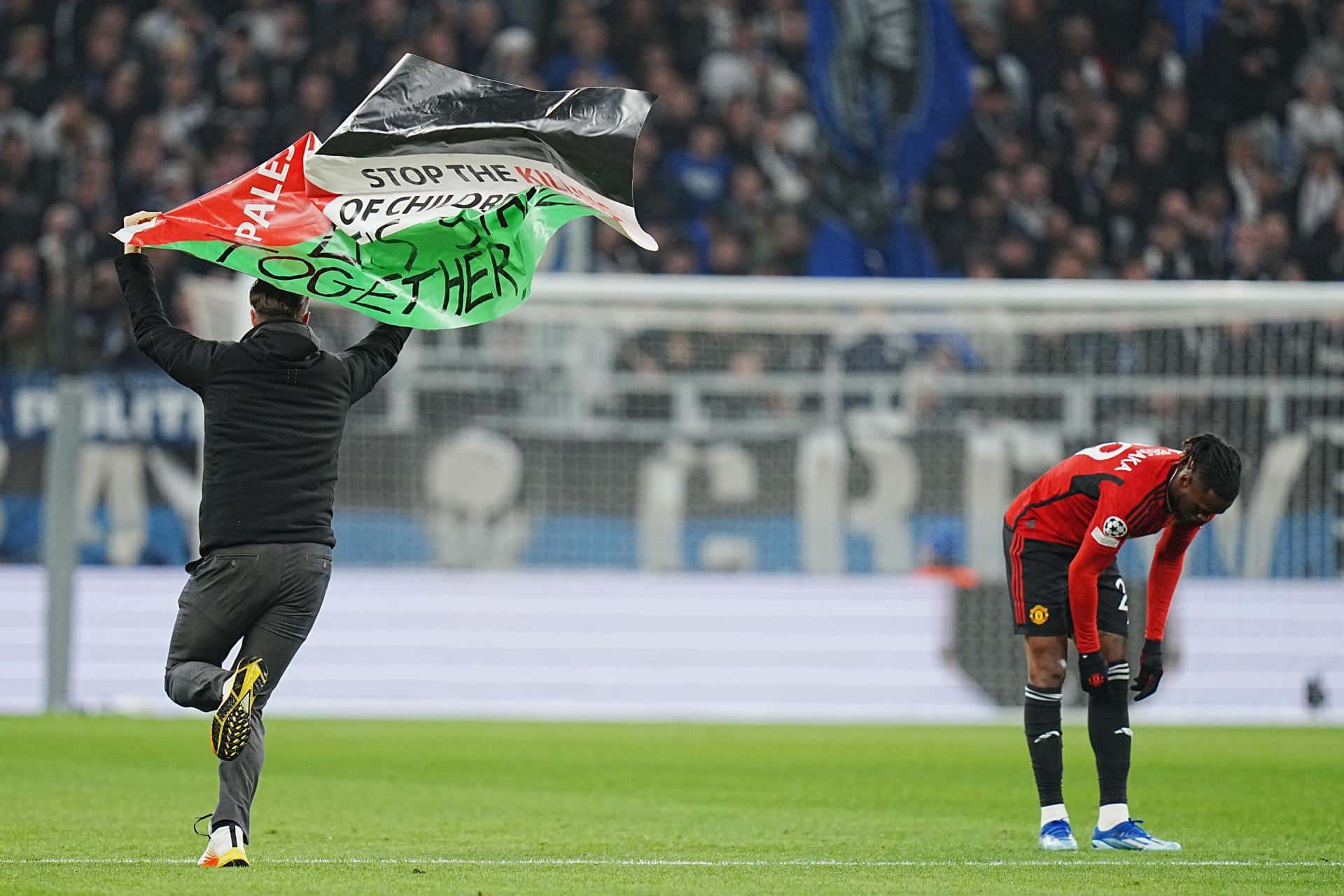 Individuo con bandera de palestina interrumpió el Copenhague vs Manchester United