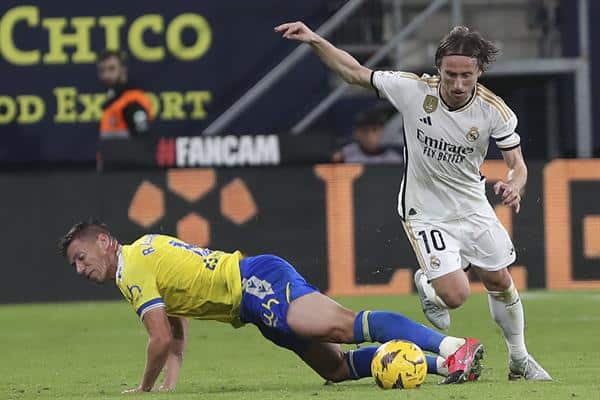 El centrocampista croata del Real Madrid Luka Modric (d) lucha con Raúl Alcaraz, del Cádiz CF, durante el partido de la jornada 14 de LaLiga que enfrentó al Cádiz CF y el Real Madrid el pasado domingo en el Estadio Nuevo Mirandilla. EFE/Román Ríos.