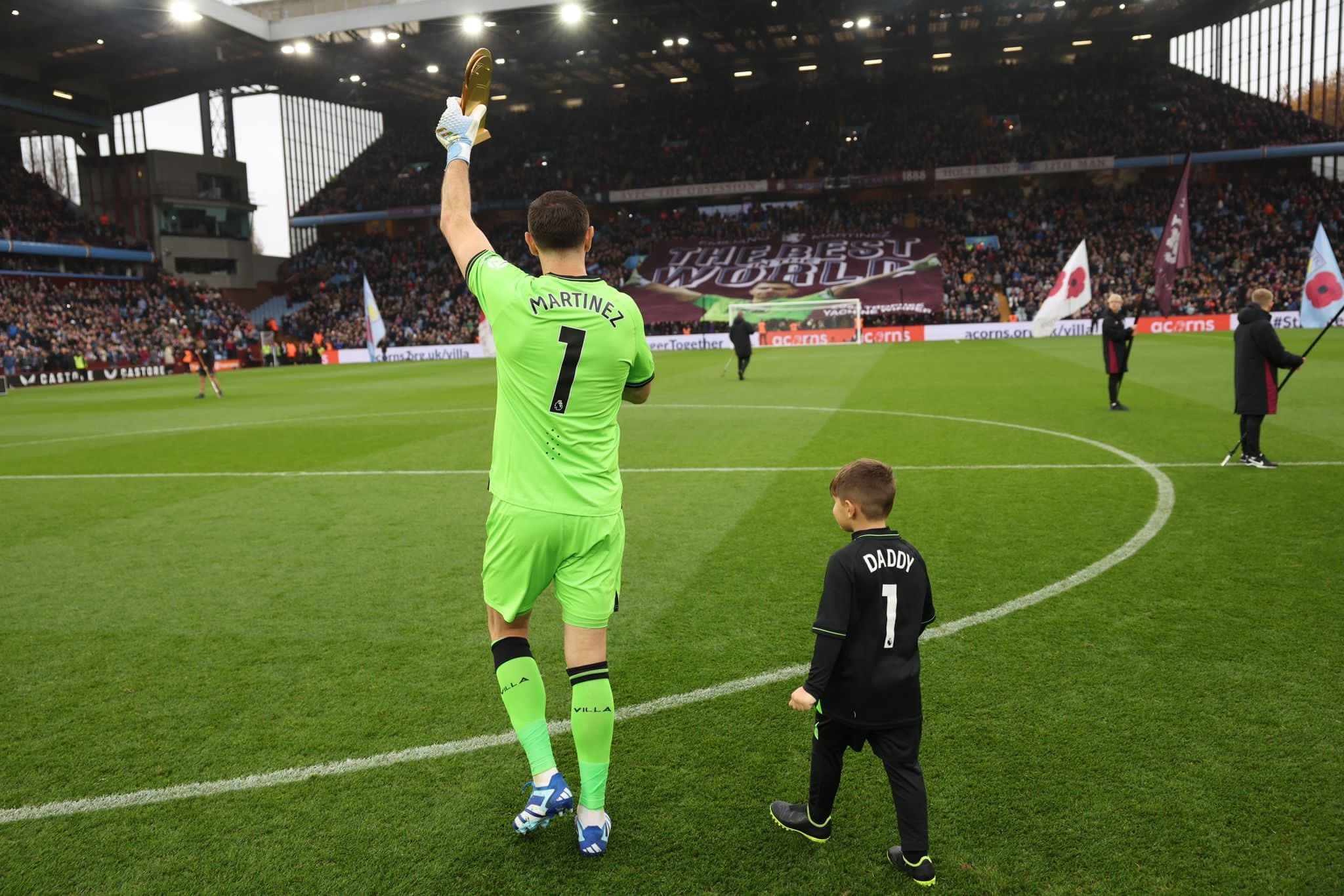 Aston Villa homenajea al Dibu