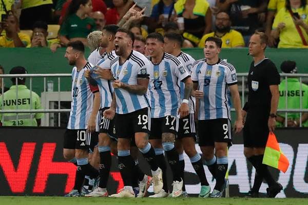 Nicolás Otamendi (c) de Argentina celebra su gol hoy, en un partido de las eliminatorias para la Copa Mundo de Fútbol de 2026 entre Brasil y Argentina en el estadio Maracaná en Río de Janeiro (Brasil). EFE/ Andre Coelho