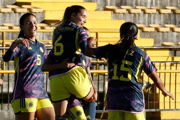 Daniela Montoya (c), mediocampista de la selección nacional femenina de fútbol de Colombia, fue registrada este martes, 5 de diciembre, al celebrar un gol que le anotó a Nueva Zelanda, durante un partido amistoso, en el estadio de Techo, en Bogotá (Colombia). EFE/Mauricio Dueñas