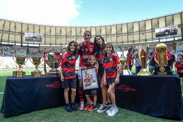 Fotografía cedida por el Flamengo del lateral Filipe Luís, exjugador del Atlético de Madrid, Chelsea y Deportivo de La Coruña, posa para la foto junto a su familia antes de su último partido con el club carioca, que se impuso al Cuiabá por 1-2, hoy en el Maracaná, en la penúltima jornada del Campeonato Brasileño, en Río de Janeiro (Brasil). EFE/ Marcelo Cortes/Flamengo