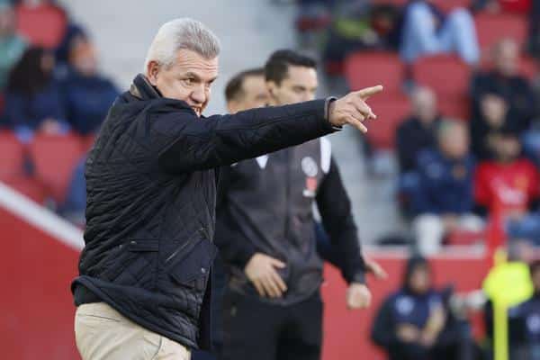 El técnico mexicano del Mallorca Javier Aguirre durante el partido ante el Alavés. EFE/CATI CLADERA