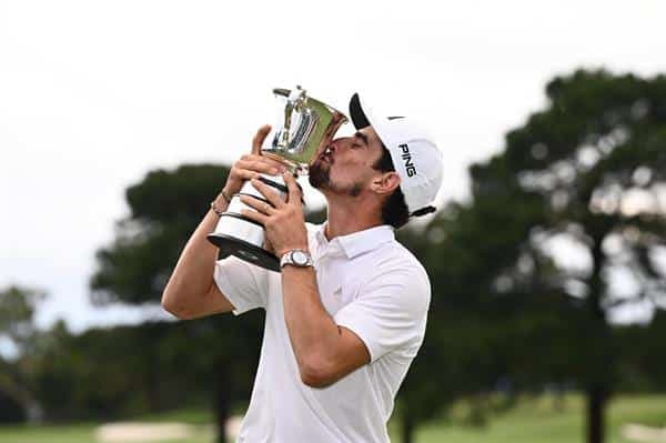 El chileno Joaquin Niemann celebra la victoria en el Abierto de Australia. EFE/EPA/DAN HIMBRECHTS