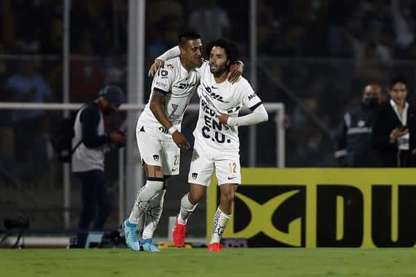 Robert Ergas (i) y César Huerta, de los Pumas, fueron registrados este domingo, 3 de diciembre, al celebrar un gol que le anotaron a las Chivas de Guadalajara, durante el partido de vuelta de esta llave de los cuartos de final del torneo Apertura 2023 de la Liga mexicana de fútbol, en el estadio Olímpico Universitario, de Ciudad de México. EFE/Isaac Esquivel