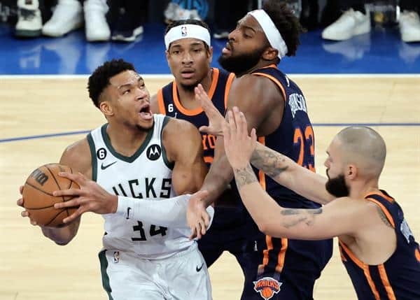 Fotografía de archivo en la que se registró a Giannis Antetokounmpo, ala pívot estrella de los Bucks de Milwaukee, durante un partido de la NBA contra los Knicks de Nueva York. Antetokounmpo rozó el triple-doble con 35 puntos, 8 rebotes y 10 asistencias en el triunfo de su equipo sobre el quinteto neoyorquino. EFE/Jason Szemes