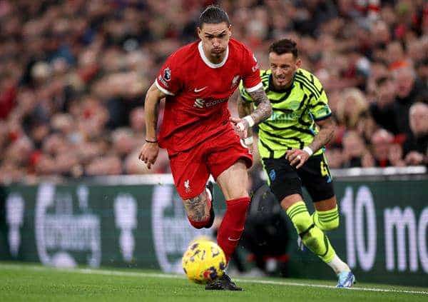 Boxing day El uruguayo Darwin Nunez (i), del Liverpool, lucha por un balón contra el inglés Ben White (d), del Arsenal. EFE/EPA/ADAM VAUGHAN/Archivo