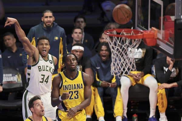 El alero de los Milwaukee Bucks, Giannis Antetokounmpo , hace un lanzamiento en el juego semifinal del Torneo de Temporada de la NBA entre los Indiana Pacers y los Milwaukee Bucks, este 7 de diciembre de 2023. EFE/EPA/Allison Dinner