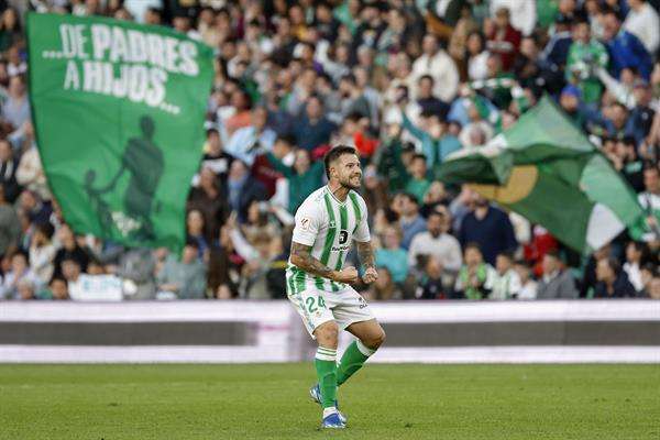 Europa League El Betis se juega ante el Glasgow Rangers escocés el pase a la siguiente ronda de la Liga Europa. En la foto, Aitor Ruibal festeja el último gol logrado por los verdiblancos, el sábado ante el Real Madrid. EFE/ Julio Muñoz