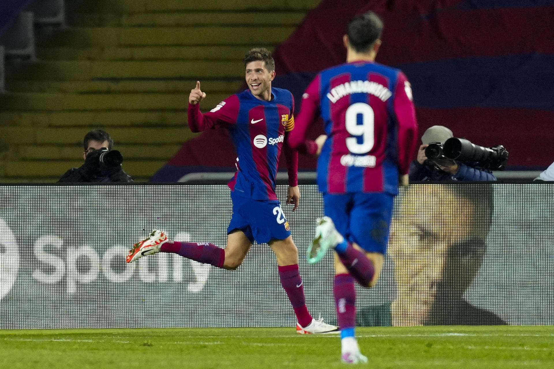 Barcelona vence 3-2 al Almería con doblete de Sergi Roberto
