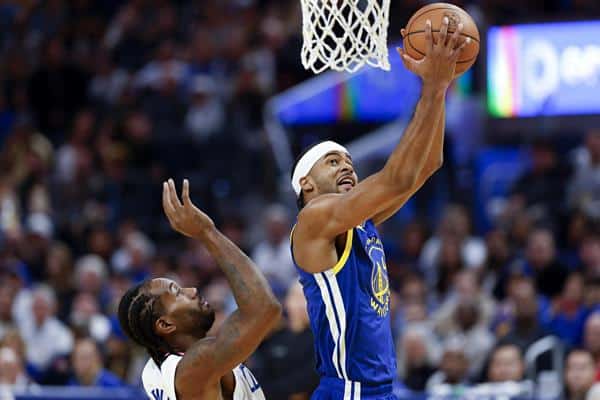 Moses Moody (d), de los Golden State Warriors, y Kawhi Leonard, de Los Ángeles Clippers, durante el partido de liga regular de la NBA. EFE/EPA/JOHN G. MABANGLO