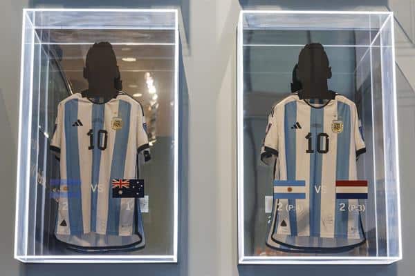 Dos de las seis camisetas con las que Messi jugó Qatar 2022, disponibles para pujas en Sotheby's Nueva York, y que podría batir la marca de la colección deportiva más cara que jamás se ha sacado a subasta. EFE/EPA/SARAH YENESEL