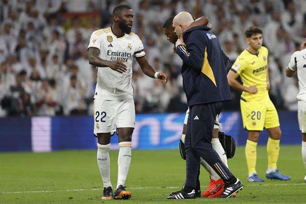 El defensa austriaco David Alaba (c) del Real Madrid abandona el campo lesionado, junto a su compañero Antonio Rüdiger (i), este sábado, durante el partido de la jornada 17 de Liga en Primera División, entre el Real Madrid y el Villarreal CF, en el estadio Santiago Bernabéu. EFE/Daniel González