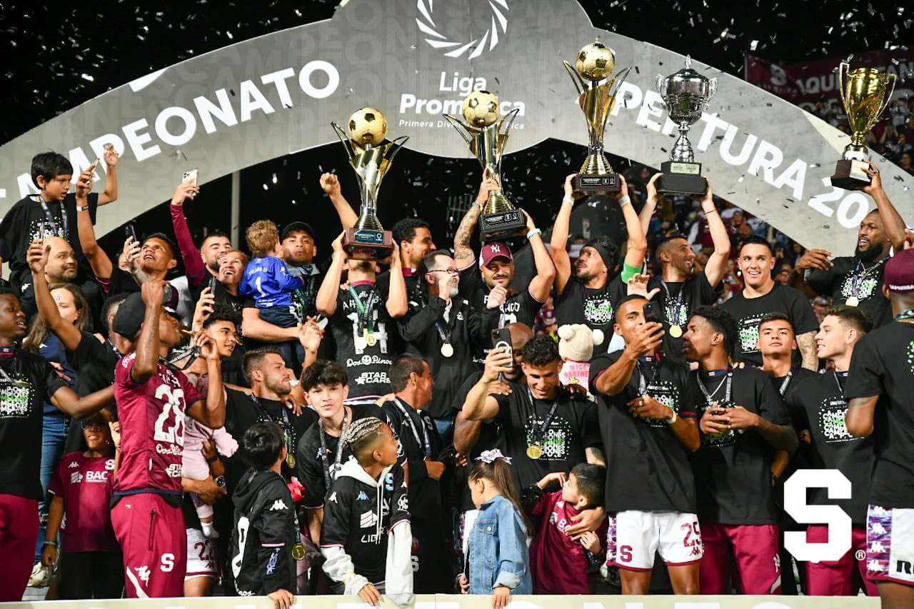 Jugadores del Saprissa celebran el triunfo del campeonato nacional al vencer al Herediano 1 por 0 hoy, durante el partido de la final del torneo de fútbol nacional de Costa Rica en San José (Costa Rica).