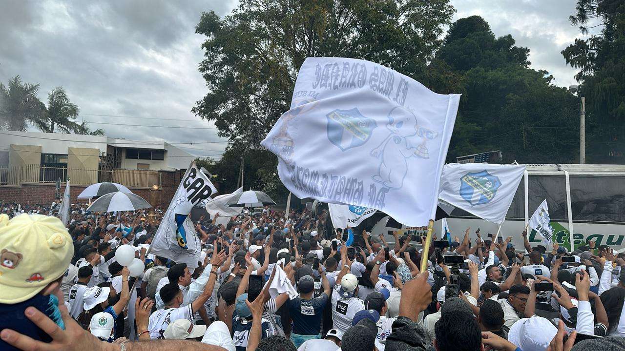 EN VIDEO | Así fue el pasillo de los seguidores de Comunicaciones a sus jugadores