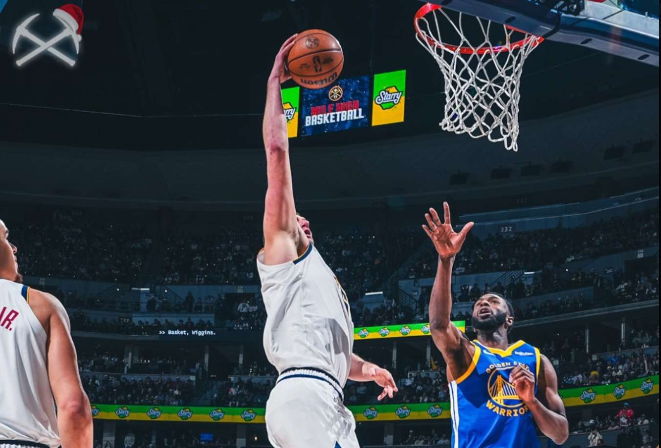 Los Denver Nuggets defendieron su localía y se quedaron con el triunfo en la fiesta de Navidad ante unos combativos Golden State Warriors (120-114) gracias a la gran actuación de Jamal Murray,