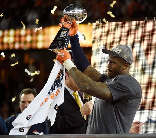 Von Miller, apoyador estelar de Buffalo Bills y dos veces campeón del Super Bowl, se entregó a la policía de Dallas