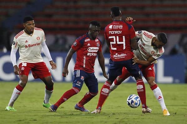 Edwin Cetré (2-i) , en una fotografía de archivo. EFE/ Luis Eduardo Noriega A.