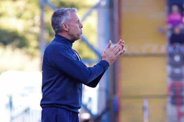 Fotografía de archivo, tomada el pasado 8 de diciembre, en la que se registró al entrenador argentino de fútbol Gustavo Álvarez, al dirigir al club Huachipato -equipo que sacó campeón de la Liga chilena 2023-, y quien fue anunciado como nuevo director técnico de la Universidad de Chile. EFE/Esteban Paredes
