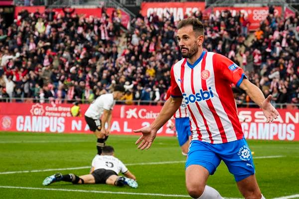 El delantero uruguayo del Girona Cristhian Stuani (d) celebra su gol durante el partido correspondiente a la jornada 15 de LaLiga. EFE/ David Borrat