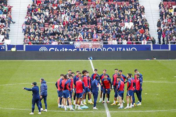 Los jugadores del Atlético, durante el entrenamiento a puertas abiertas en el Metropolitano. EFE/ J. P. Gandul
