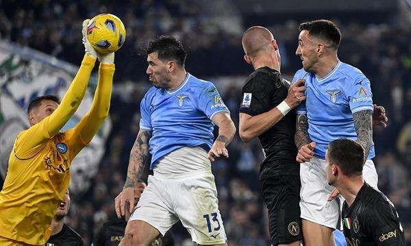 El portero del Nápoles Pierluigi Gollini (I) en acción Alessio Romagnoli, del Lazio, durante el partido de la Serie A que han jugado SS Lazio y SSC Napoli en Roma, Italia. EFE/EPA/Riccardo Antimiani