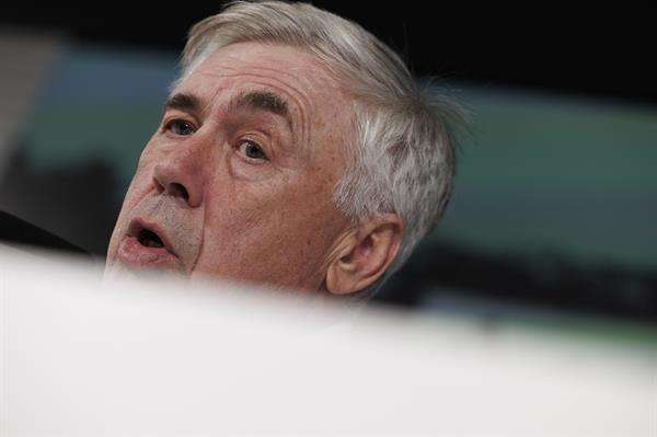El entrenador del Real Madrid, Carlo Ancelotti, durante la rueda de prensa posterior al entrenamiento del equipo en la Ciudad Deportiva de Valdebebas para preparar al partido de octavos de final de la Copa del Rey que les enfrenta al Atlético de Madrid. EFE/Sergio Pérez