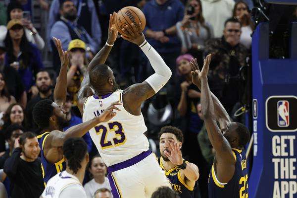 LeBron James de Los Ángeles Lakers en acción frente a los Golden State Warriors en el Chase Center, en San Francisco, California (EE.UU.), este 27 de enero de 2024. EFE/EPA/John G. Mabanglo