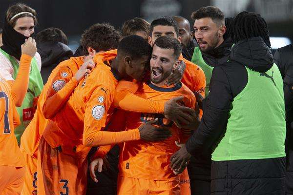 El defensa del Valencia C.F José Luis Gayà (c) celebra con sus compañeros tras marcar el 1-2 durante el partido de dieciseisavos de final de Copa del Rey jugado ante el Cartagena en el estadio Cartagonova. EFE/Marcial Guillén