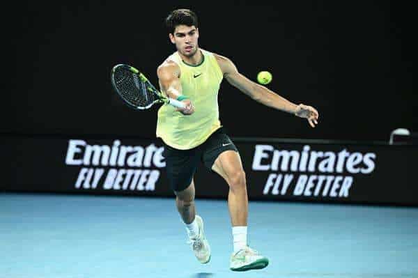 El español Carlos Alcaraz, en un momento de su partido de los cuartos de final del Abierto de Australia contra el alemán Alexander Zverev. EFE/EPA/MAST IRHAM