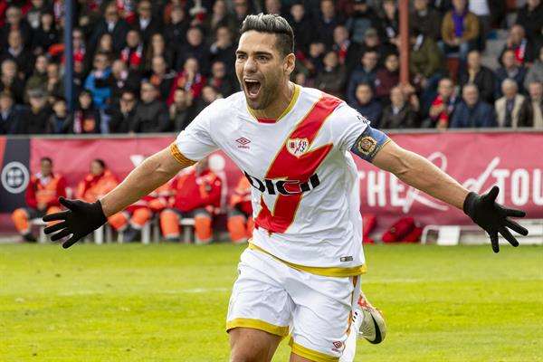 El delantero colombiano del Rayo Vallecano, Radamel Falcao, celebra un gol marcado al Yeclano en Copa del Rey. EFE/Marcial Guillén